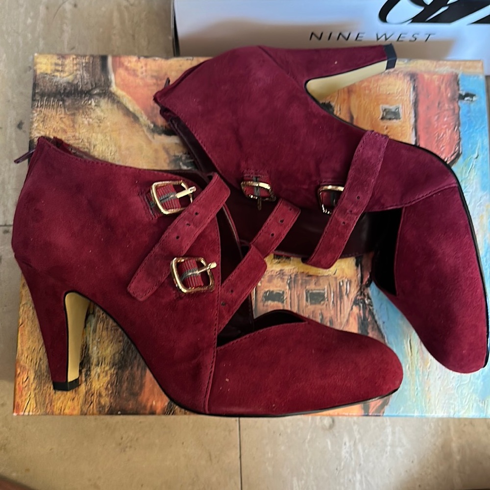Bella Vita Suede Maroon purplish Heels in size 8W